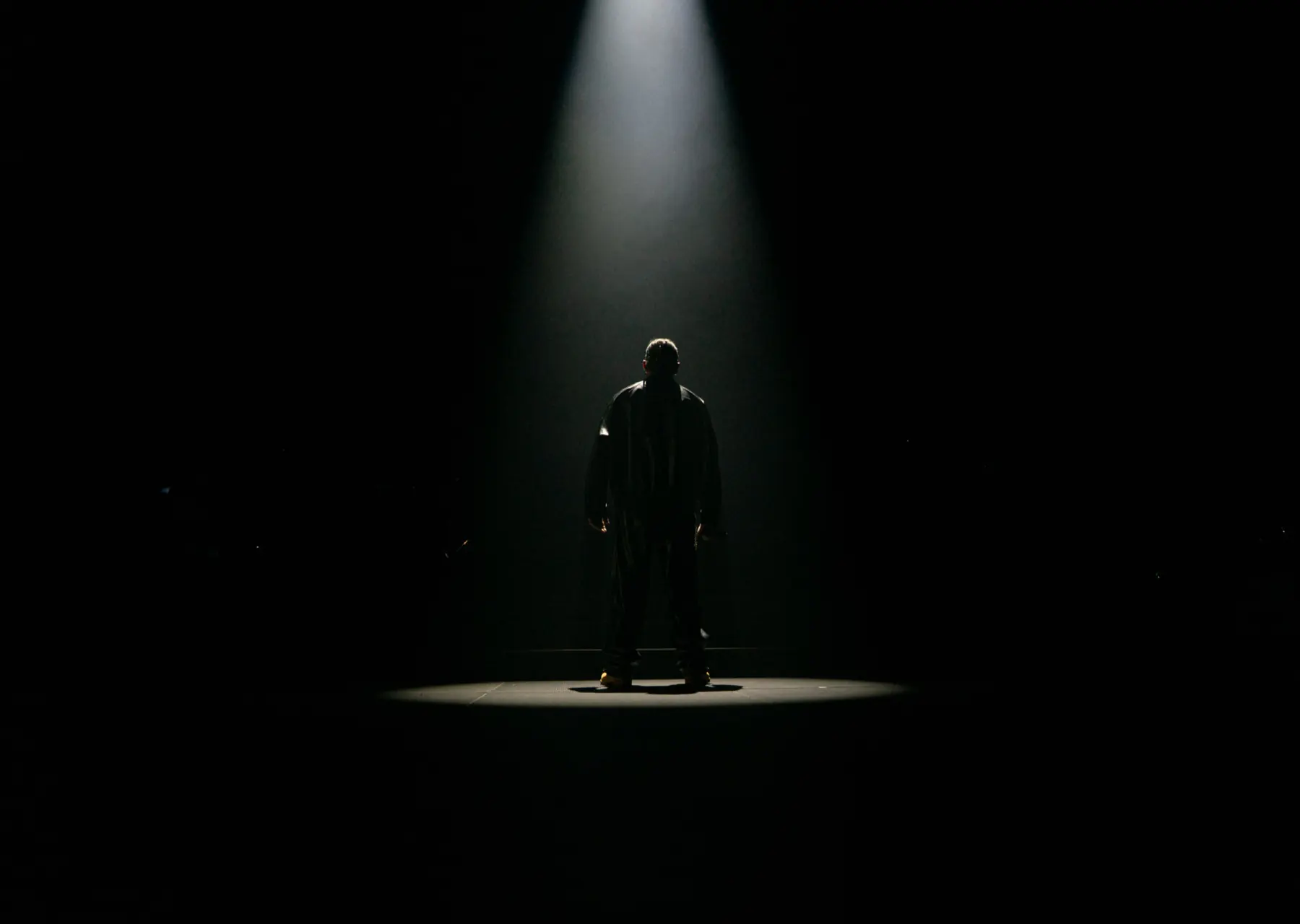 Ernia live, alone under a spotlight