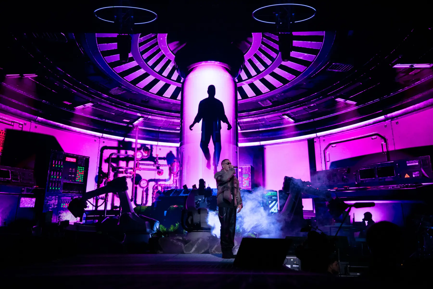 Marracash live on a pink sci-fi stage